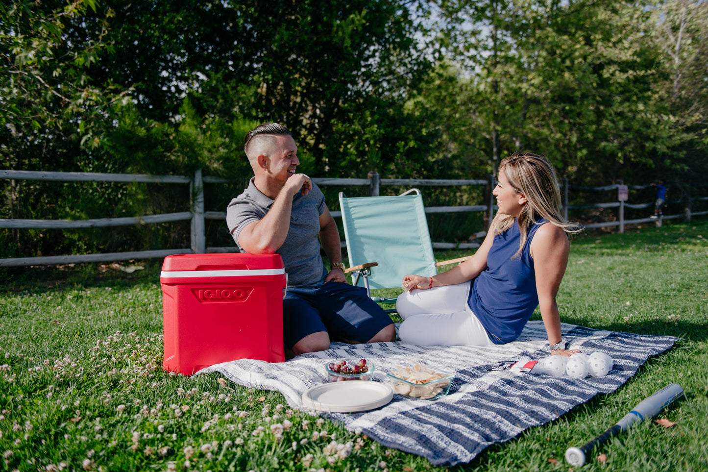 White-Red Star Igloo® Profile II 28 Qt Roller Cooler