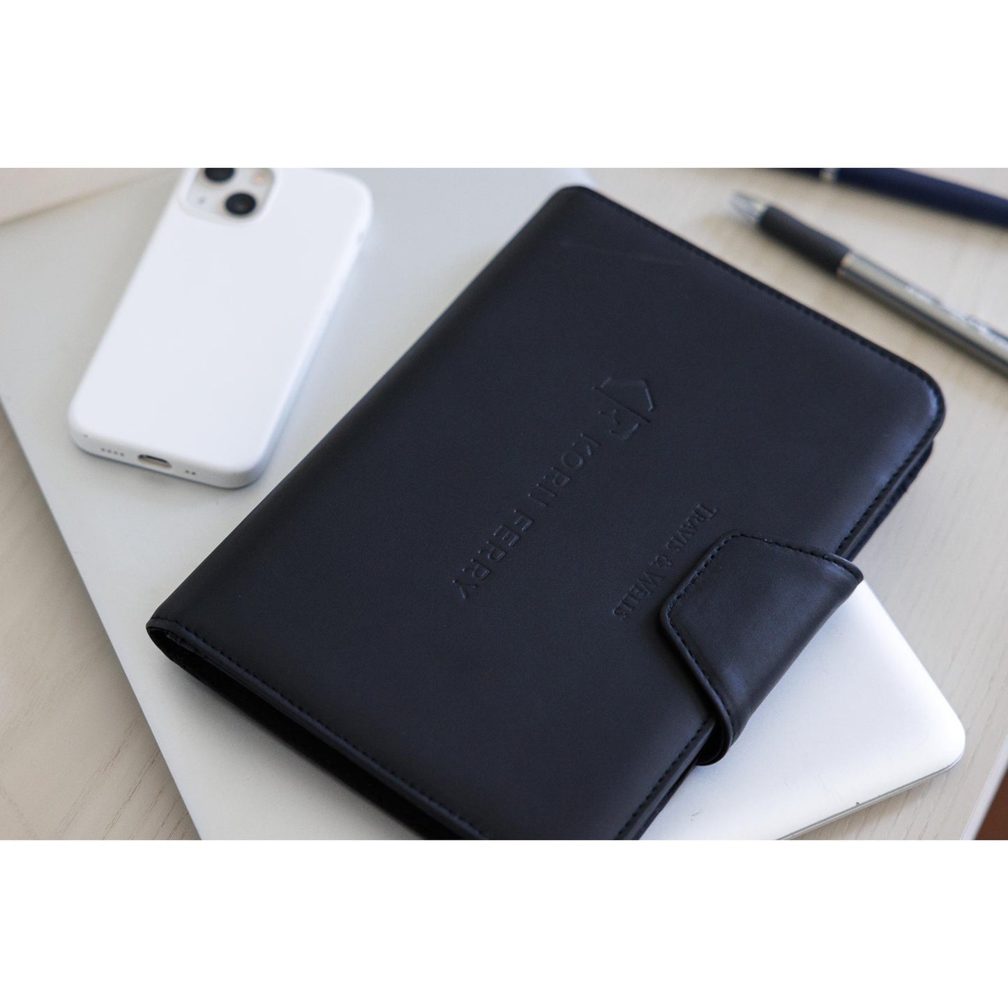Black Travis & Wells® Envoy Junior Magnet Close Padfolio
