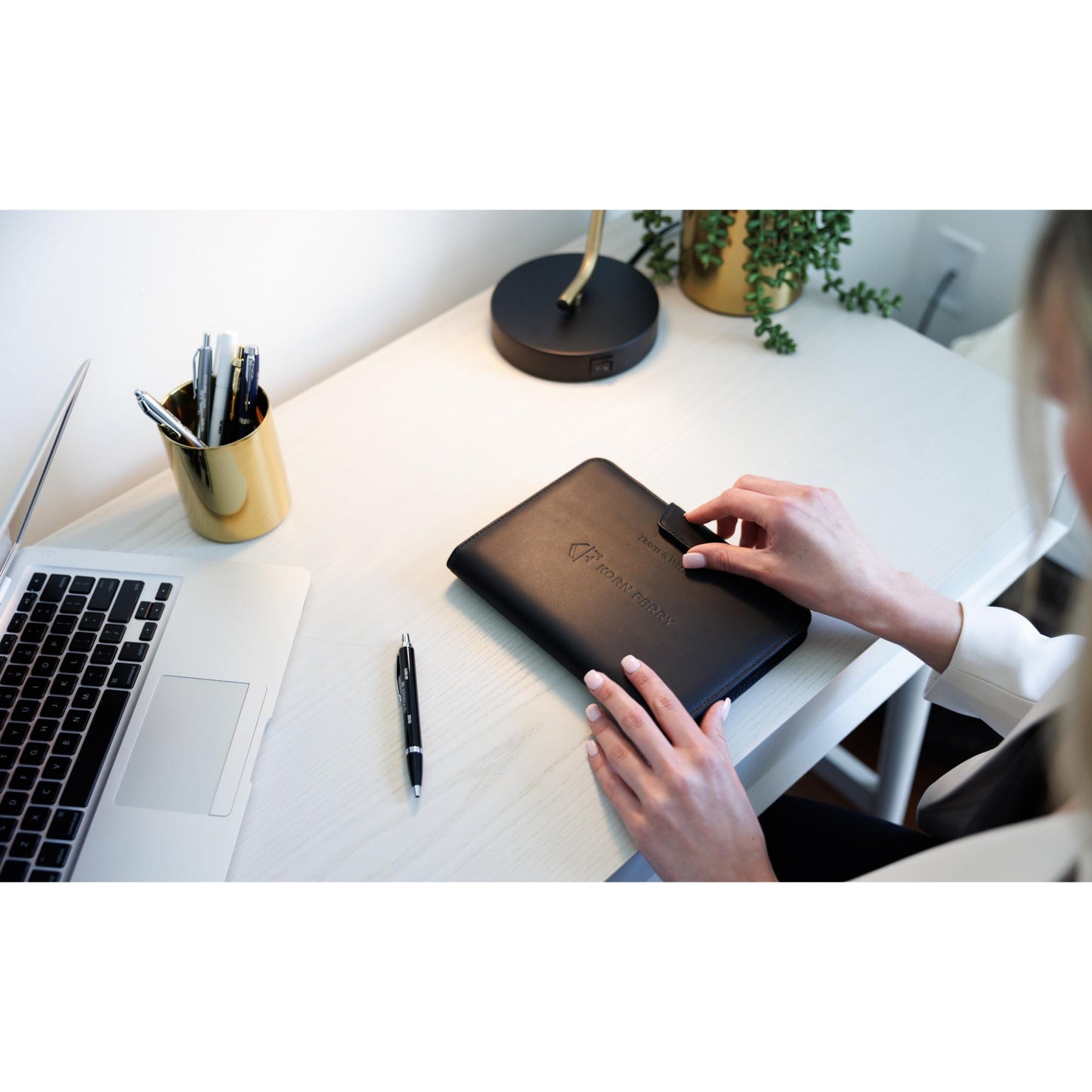 Black Travis & Wells® Envoy Junior Magnet Close Padfolio