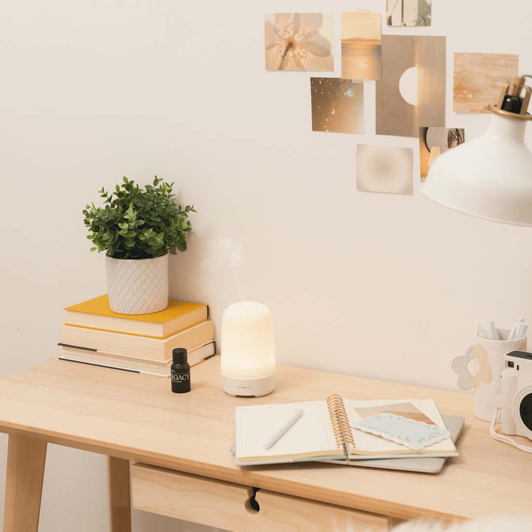 White Vitruvi Glow Diffuser and Essential Oil Bundle Set
